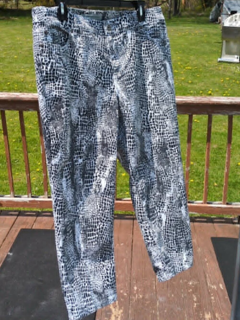 Chico's Platinum Denim Size 2 (Large) Animal Print Snakeskin Jeans Cropped Capri